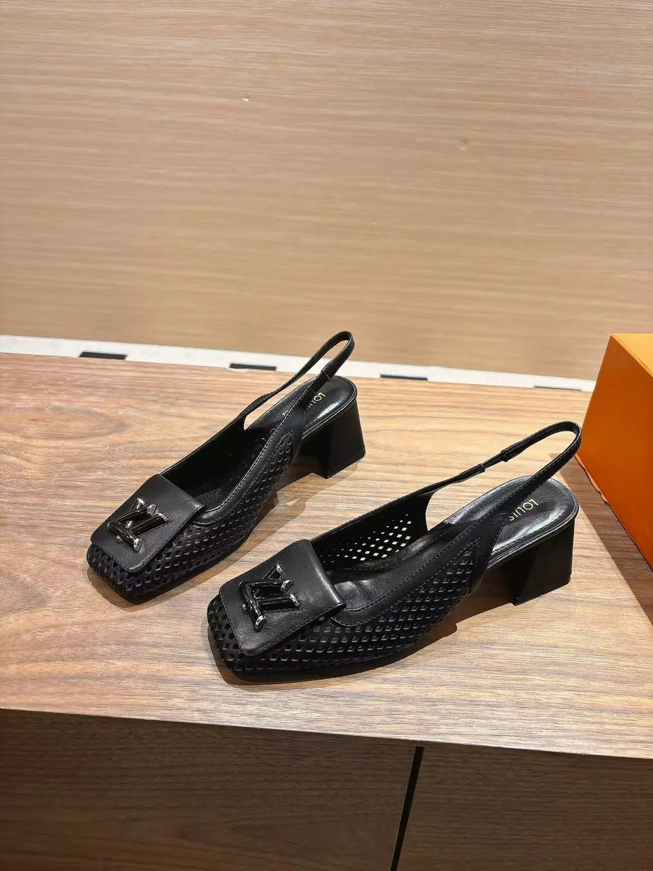 👟👟Ex-factory price 600👟👟 LV Louis Vuitton 25ss top version. Features the latest SHAKE hollow slingback sandals. Hard goods are new. Purchasing level! Full of high-end sense! A popular one among domestic and foreign bloggers. It is retro and fashionable and looks great on the feet! The main model on the official website. Upper: original customized cowhide surface. Lining: imported goatskin lining. ·Outsole: original Italian leather outsole ■Height: 3.5cm5.5cm ·Shoe size: 35-40 (41, 42 customizations are not returnable)